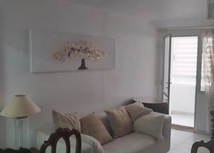 アパート Nereos マルピカ